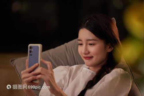 深夜时分 女性独处时光中的数字慰藉